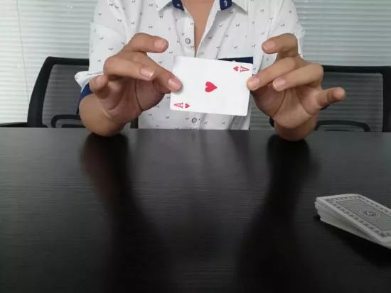 详细说明“教你扑克牌作弊技巧三大行为《新浪科技 讲解窍门》