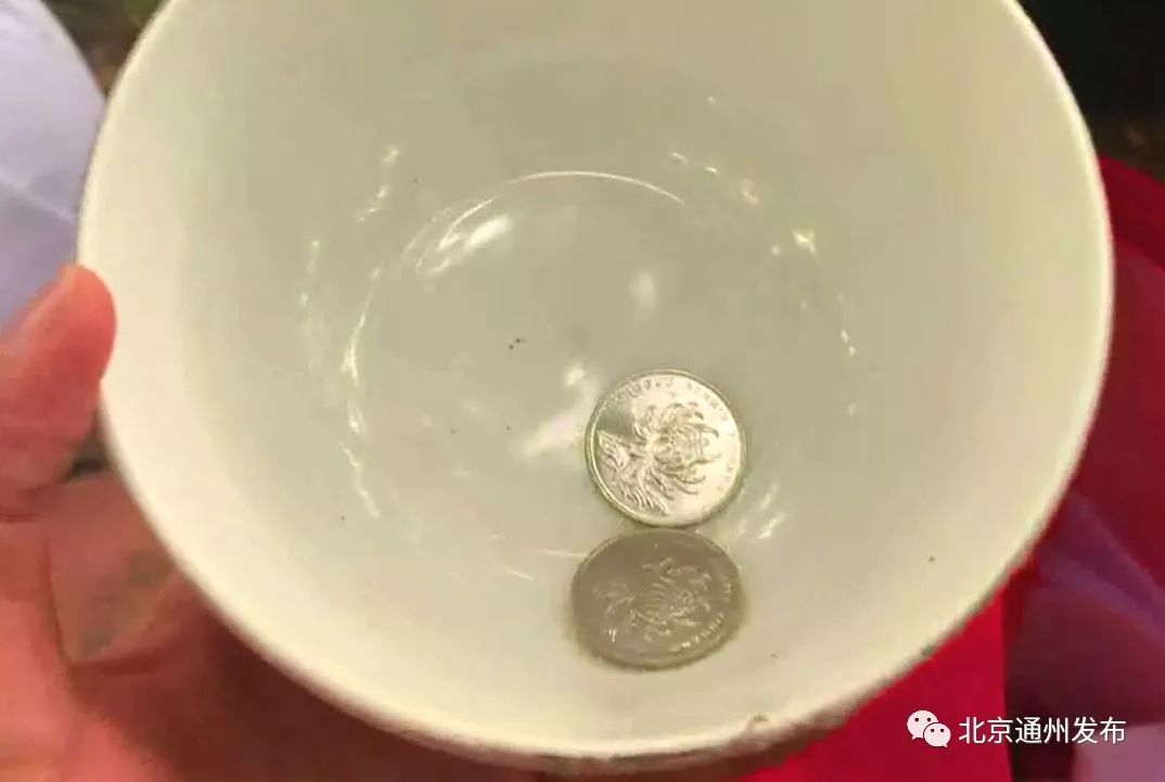必看盘点揭秘!实用看别人陶瓷杯碗硬币猜单双《新浪科技 讲解窍门》